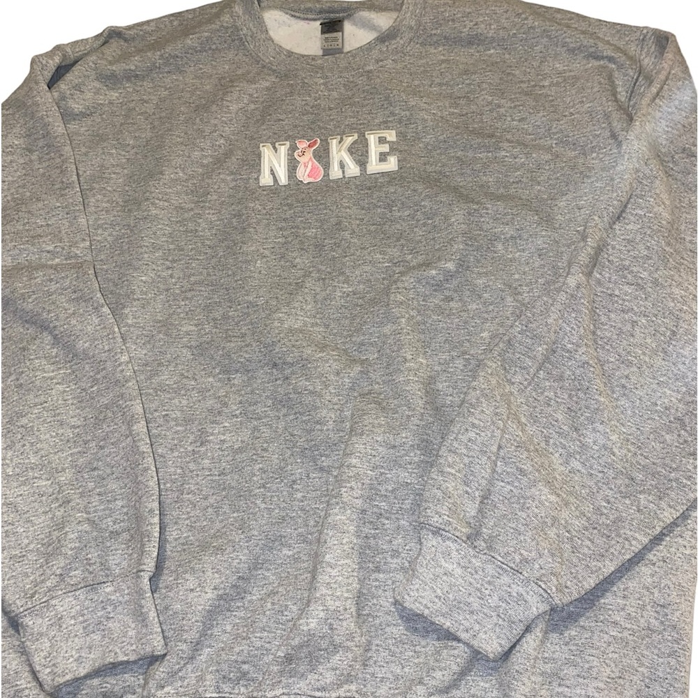 Gray sweat shirt by Gildan words NIKE and Disney Piglet used for the I. Sz Large